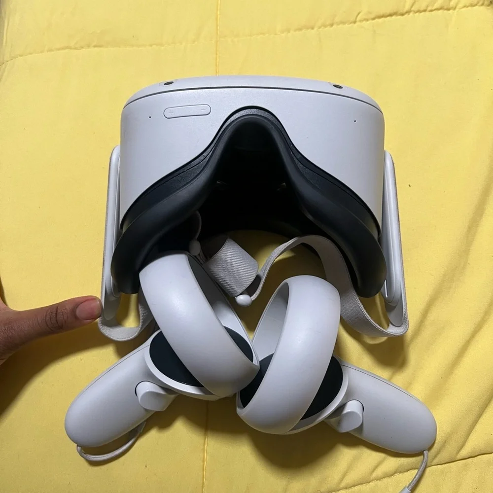 White and Black PC VR Headset with Sleek Design and Ergonomic Controllers